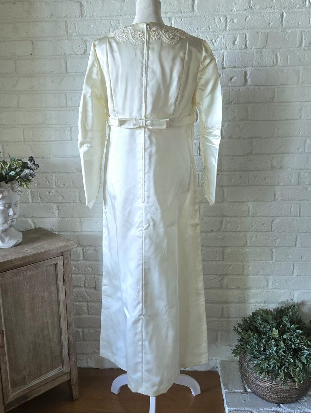 Vtg 70s Ivory Pearl Flower Wedding Gown, Train, S/M, Audrey Hepburn - Picture 7 of 14